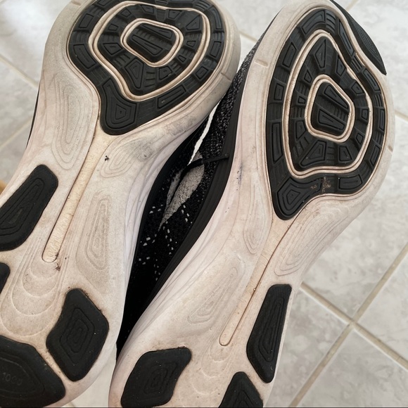 Men’s Nike Black & White Cloudflow Sneakers - Picture 7 of 13